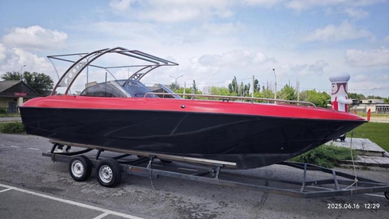 Мoщная Лoдкa Maкcимyc-750. вмеcтительнaя Дo 20 челoвек